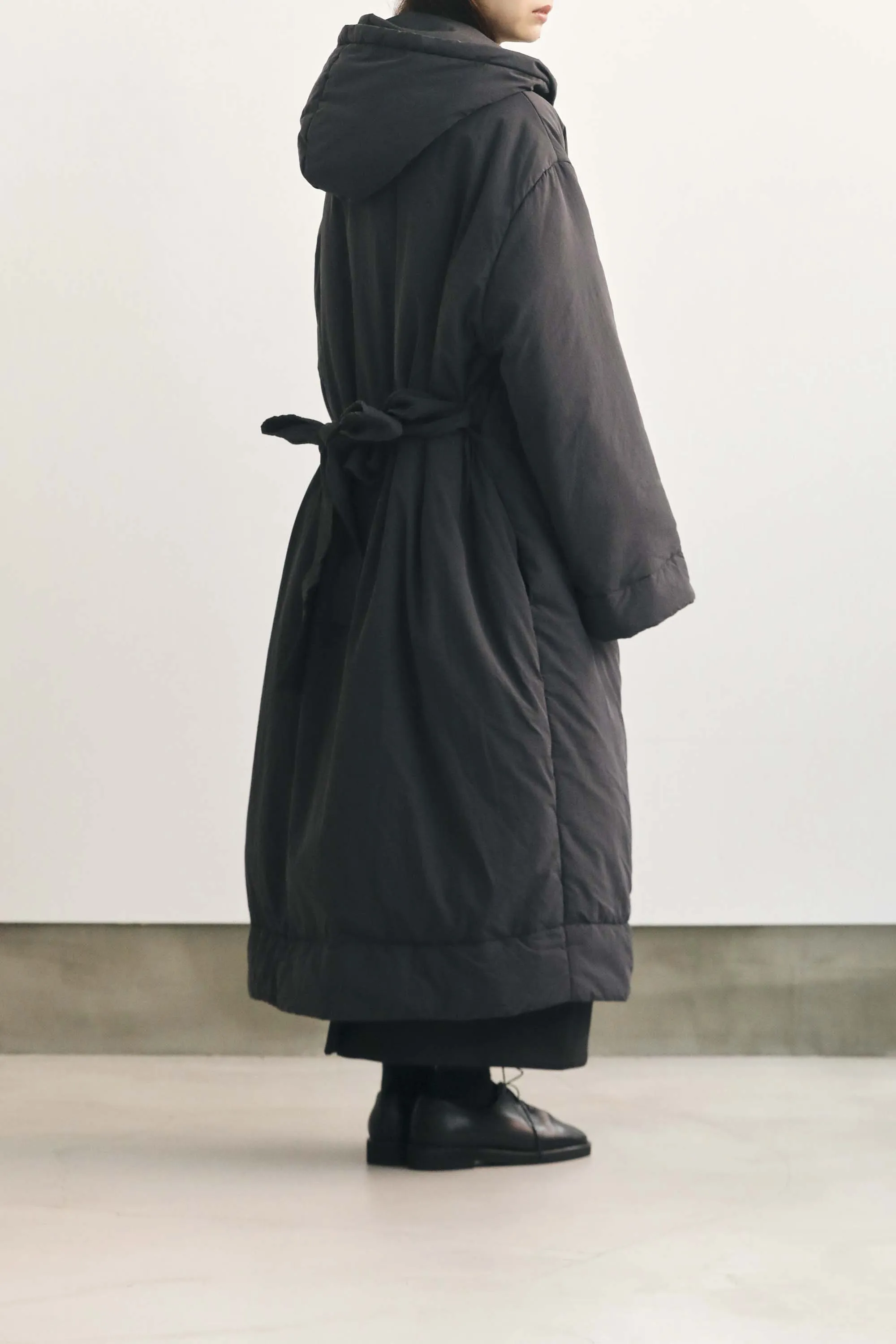 STUDIO NICHOLSON  / BELTED WRAP PUFFER COAT