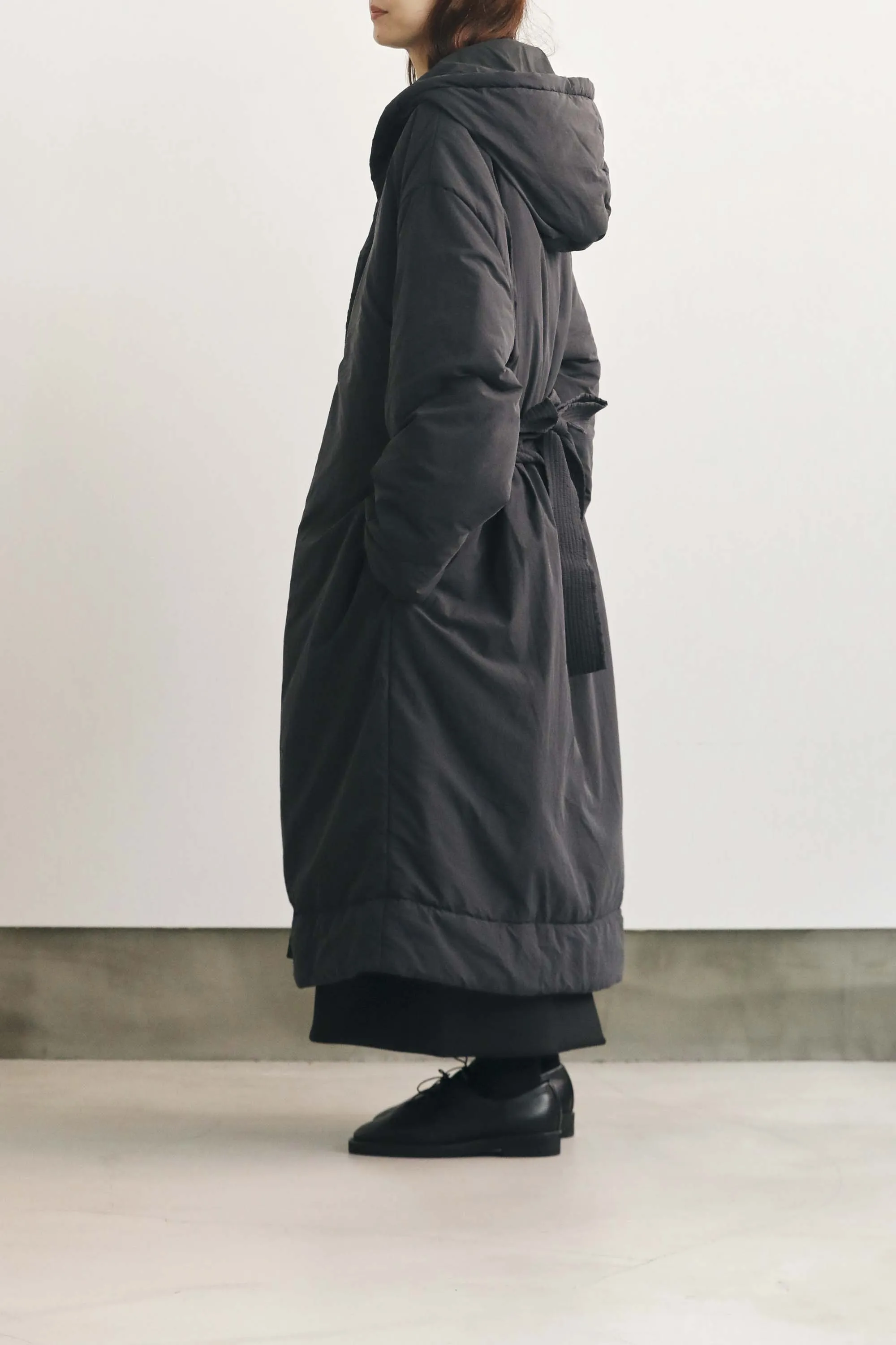 STUDIO NICHOLSON  / BELTED WRAP PUFFER COAT